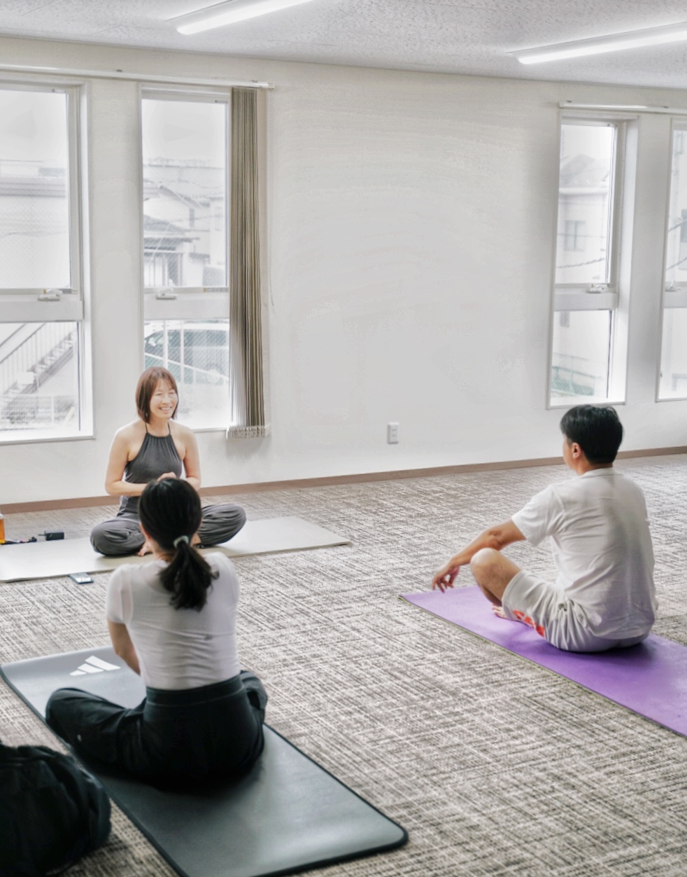 講師の動きを見ながらレッスンに参加する皆さん